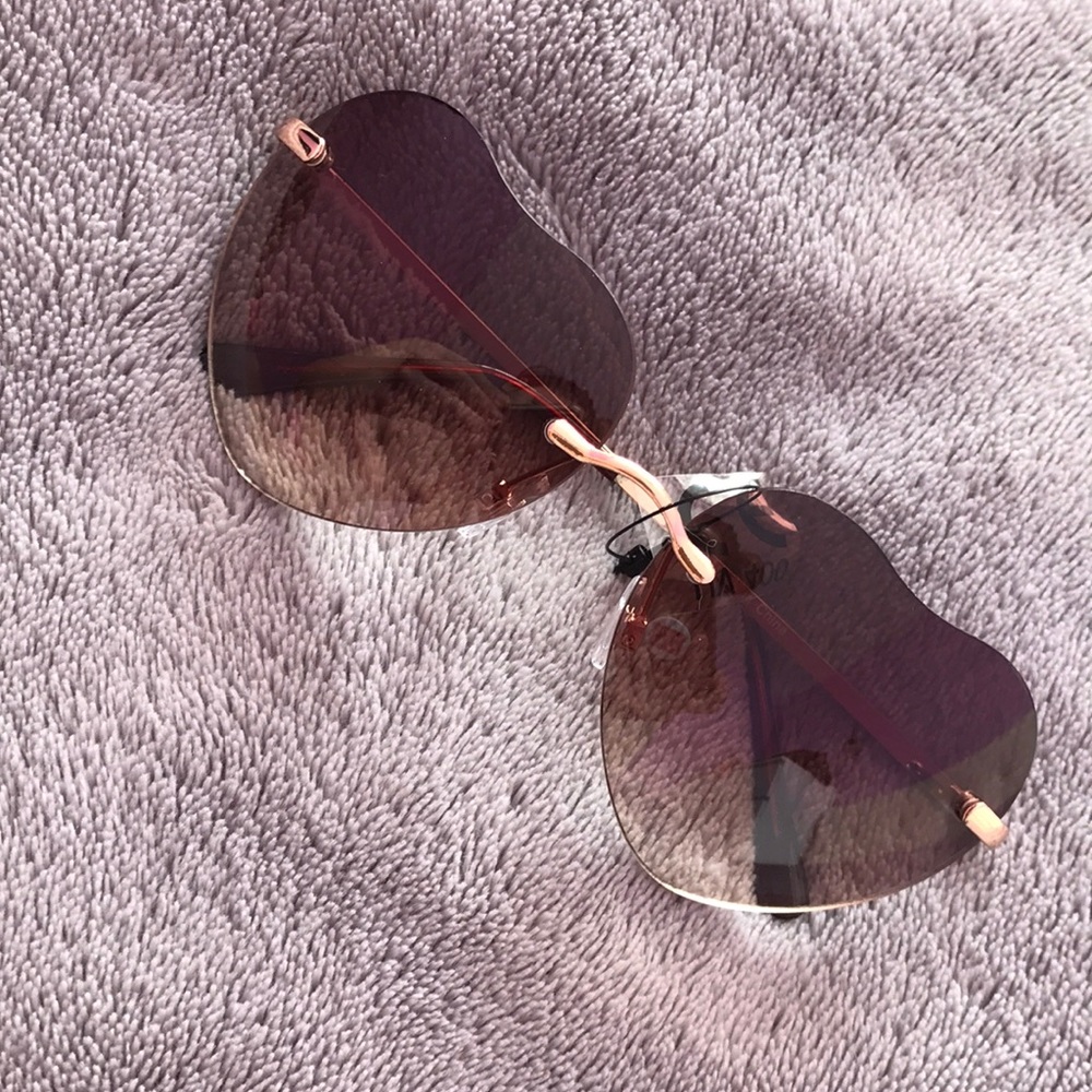BNWT ❣️ Heart shaped glasses